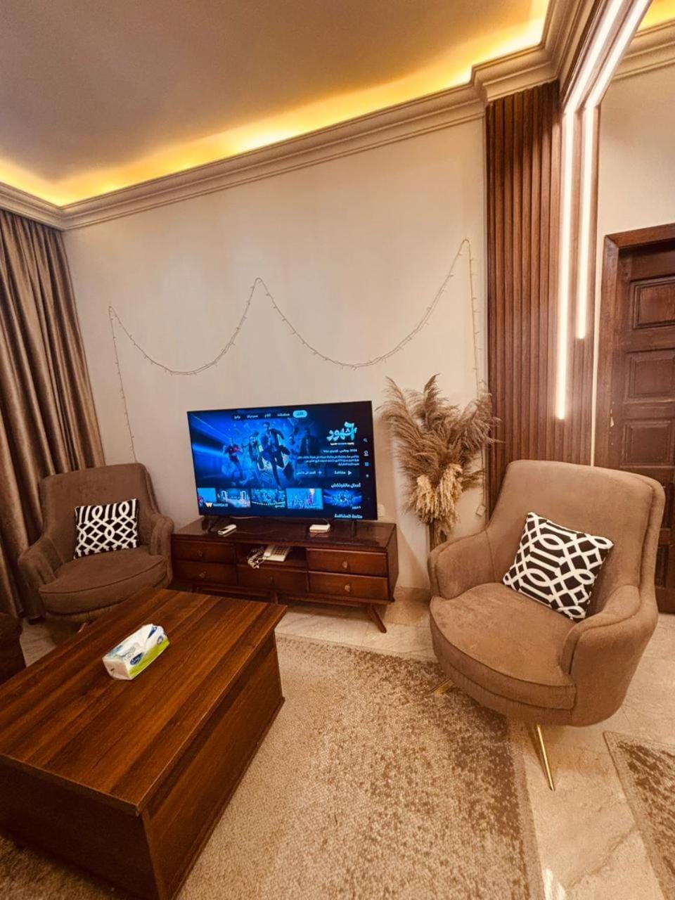 TV and multimedia, Living room, Seating area, Evening entertainment