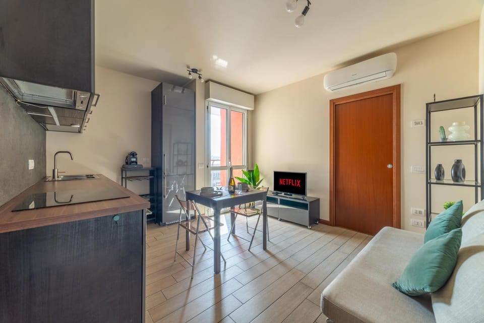 TV and multimedia, Kitchen or kitchenette, Living room, Dining area, oven, air conditioner