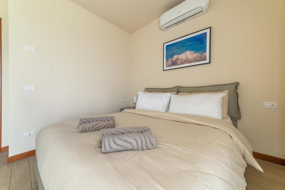 Bed, Photo of the whole room, Bedroom, towels, air conditioner