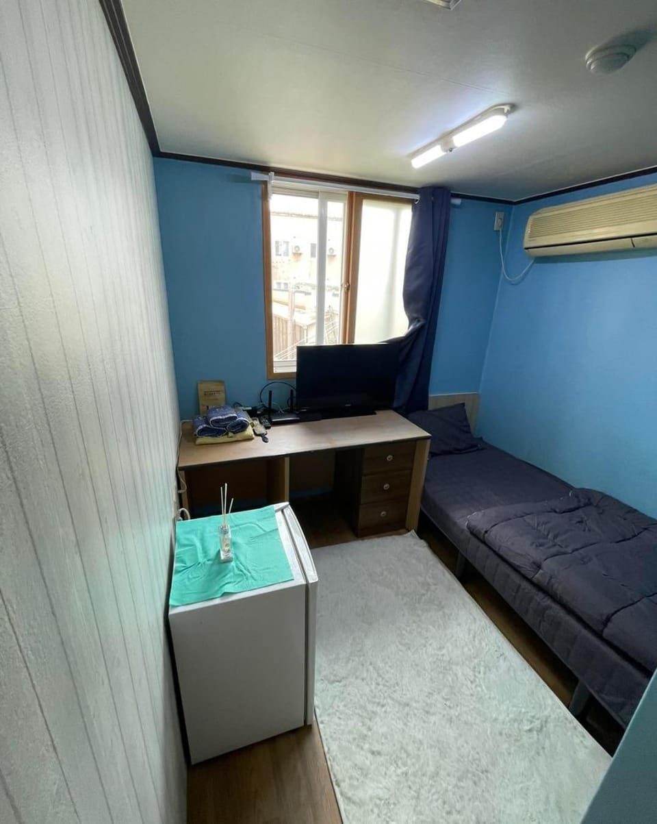 Bed, TV and multimedia, Decorative detail, air conditioner
