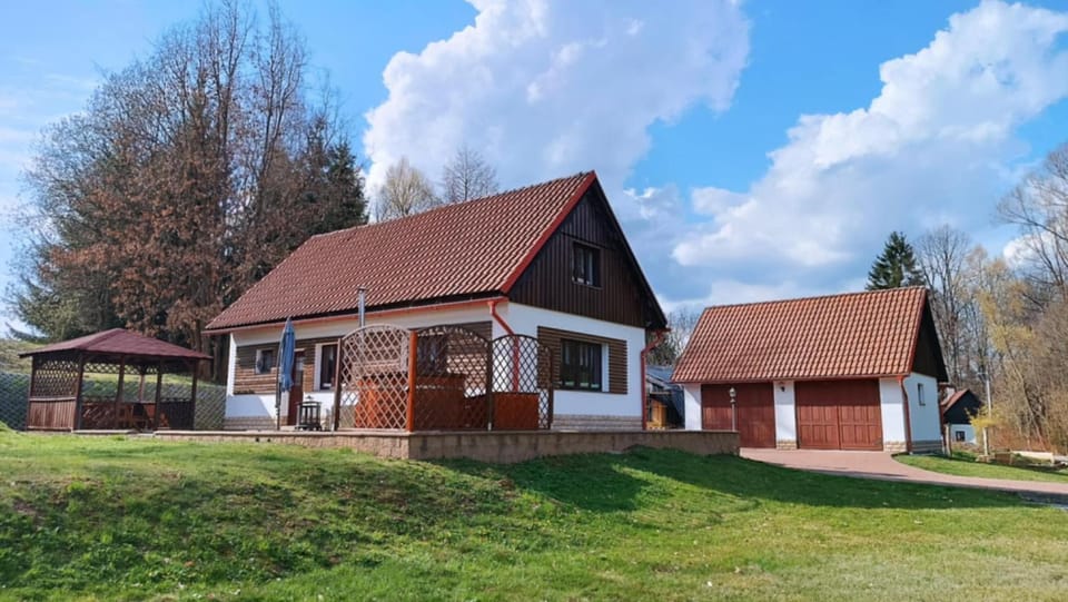 Property building, Day, Natural landscape, Garden, Garden view