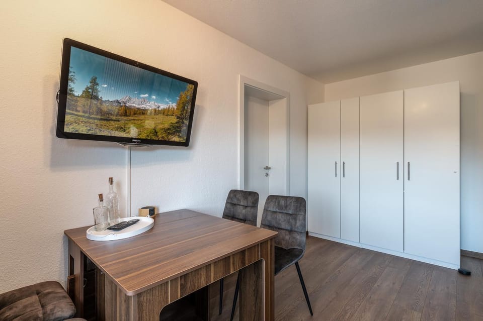 TV and multimedia, Seating area, Dining area