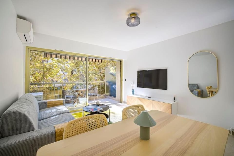 Beau 2 pièces Le Silvaplana 200m des plages Apartment in Antibes