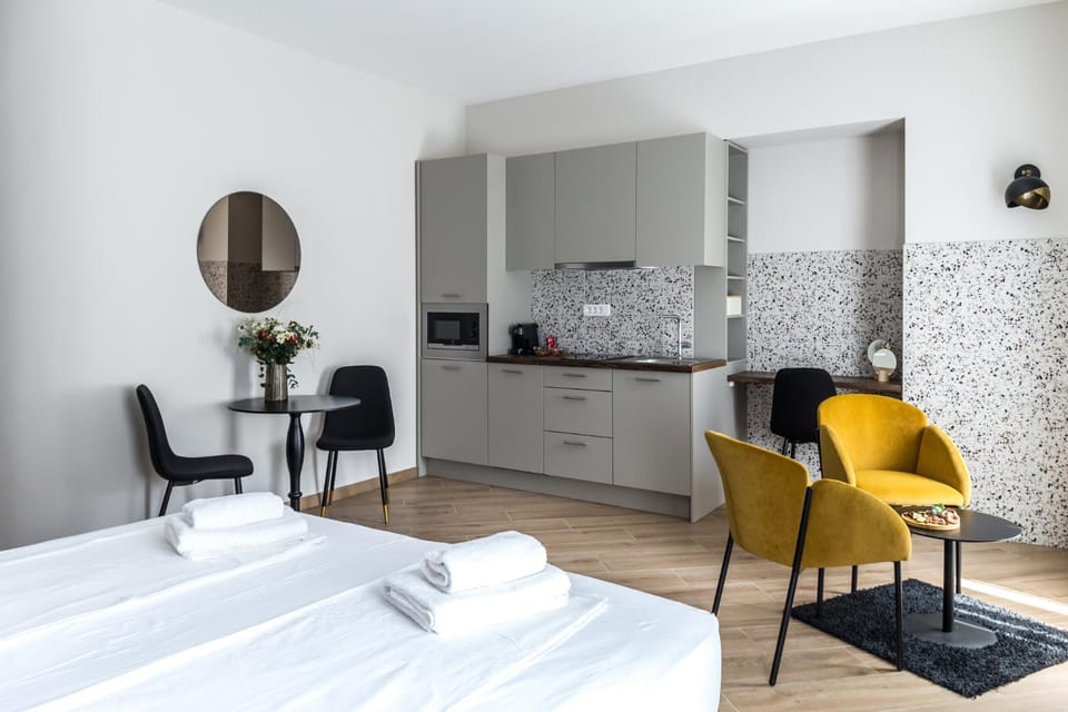 Bed, Kitchen or kitchenette, Photo of the whole room, Seating area