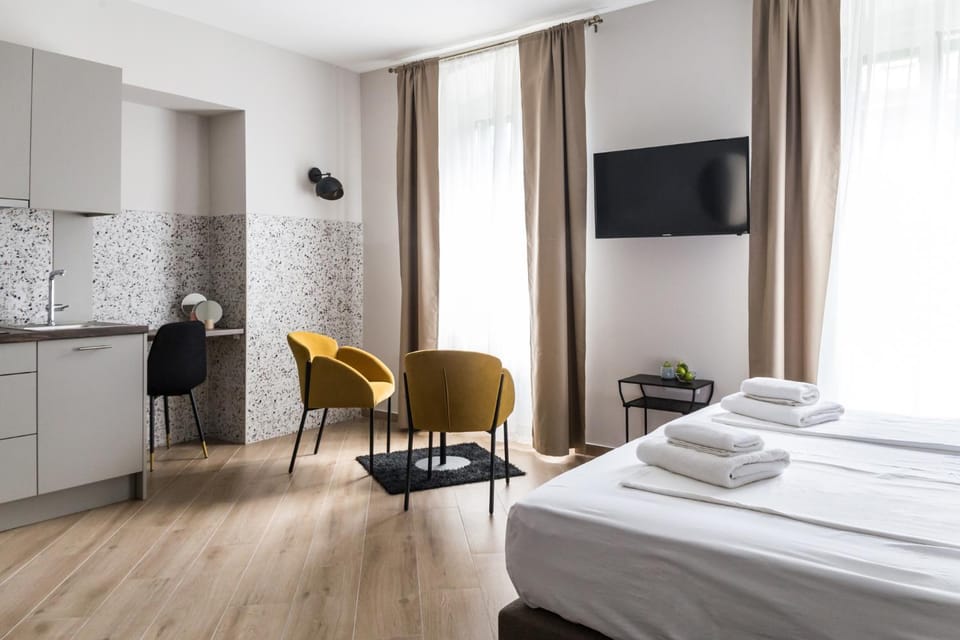 Bed, TV and multimedia, Kitchen or kitchenette, Photo of the whole room, Seating area, towels