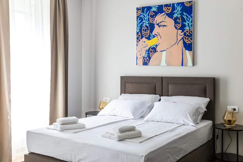 Bed, Photo of the whole room, towels