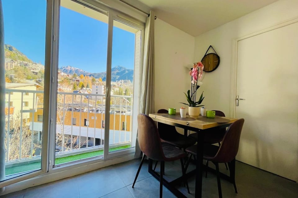 Charming T3 with balcony in the heart of Briançon Apartment in Briançon
