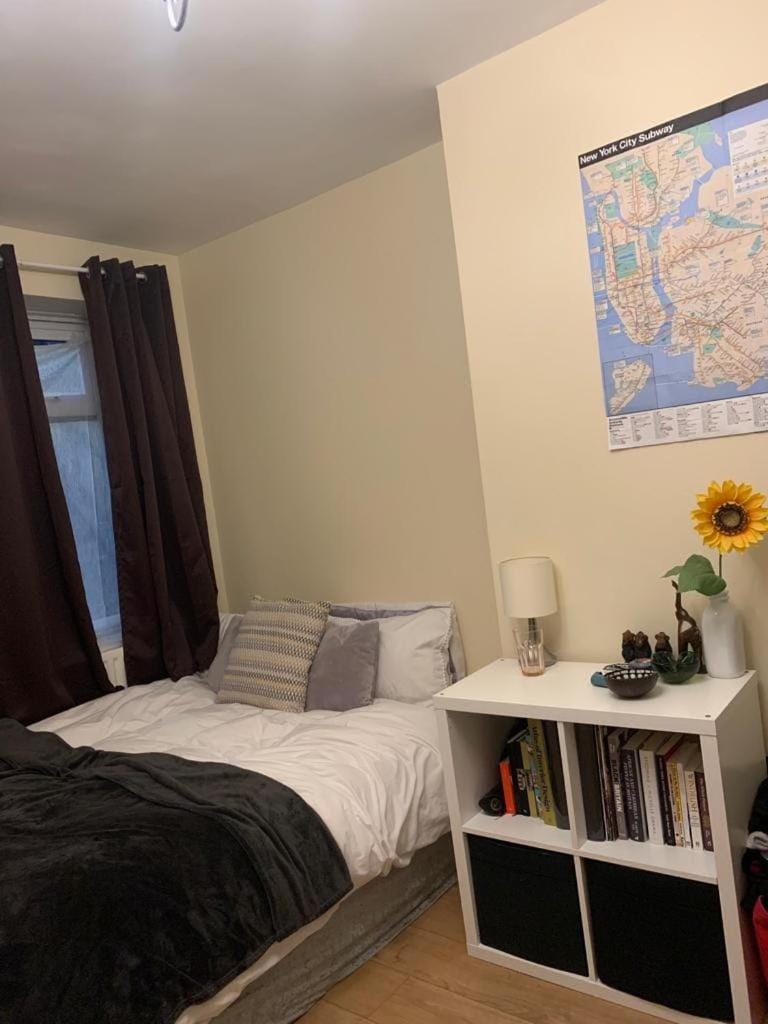 Lovely Modern Flat with Free Parking Vacation rental in London