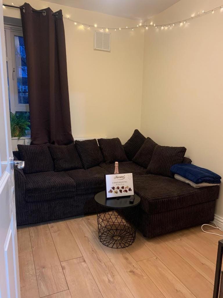 Lovely Modern Flat with Free Parking Vacation rental in London