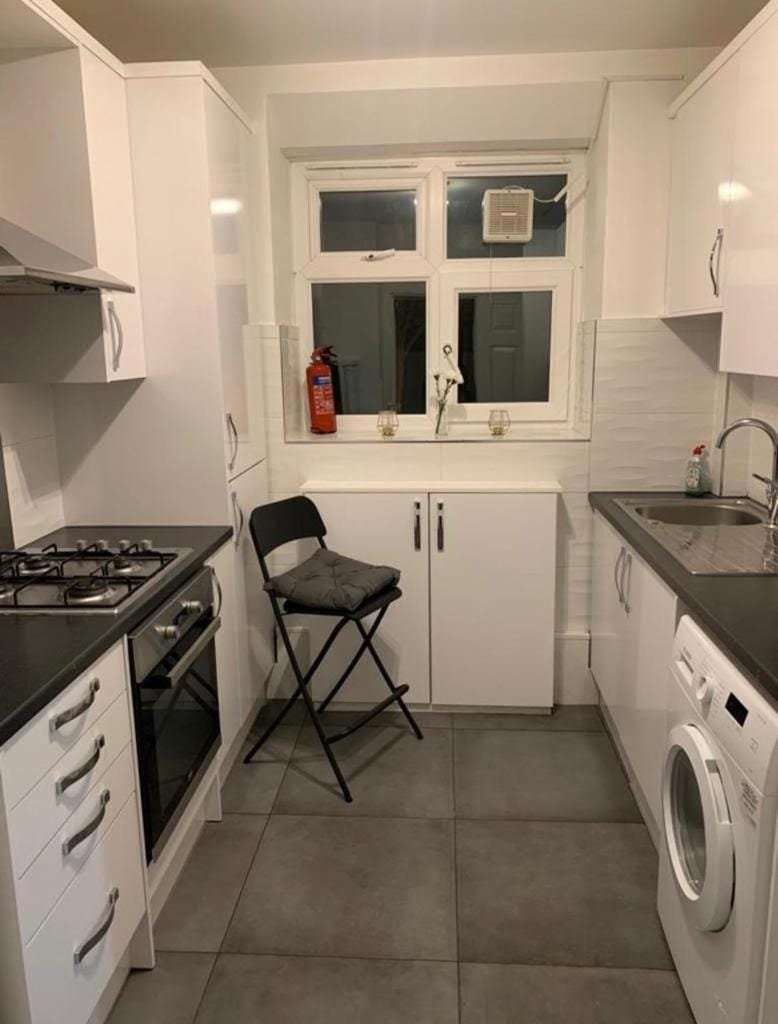 Lovely Modern Flat with Free Parking Vacation rental in London