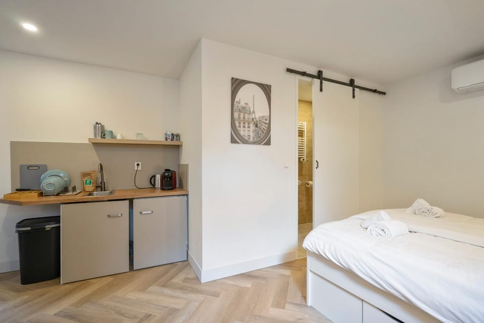 Bed, Kitchen or kitchenette