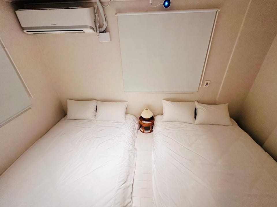 Bed, Bedroom, air conditioner