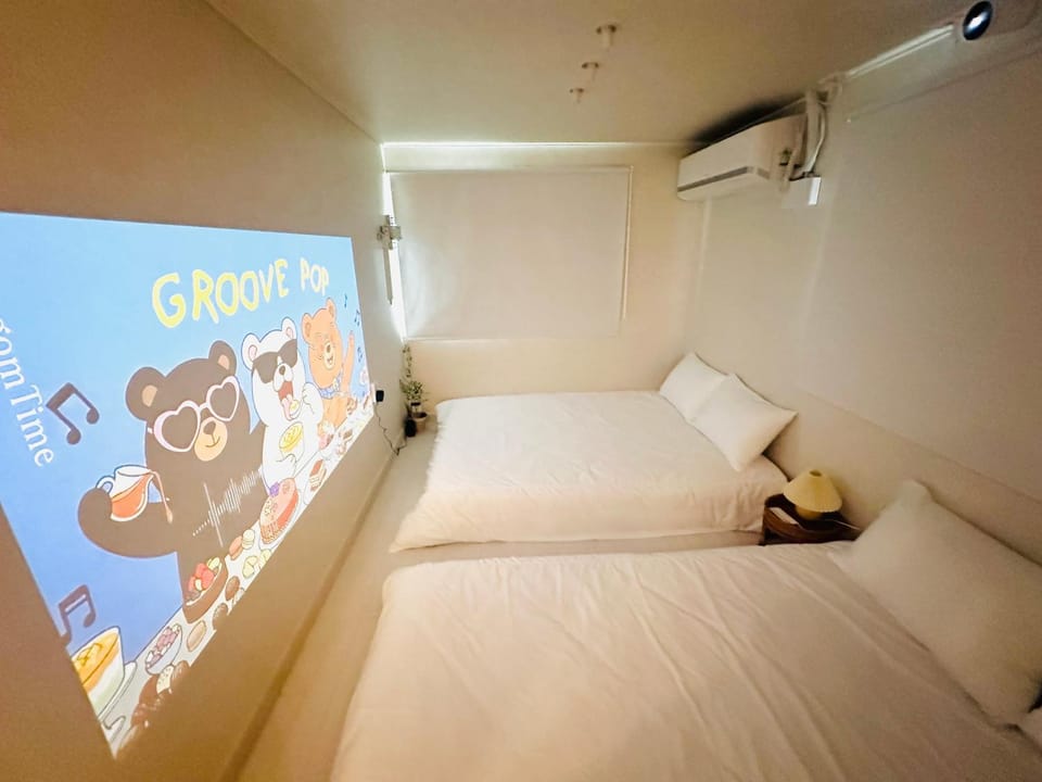 Bed, TV and multimedia, Bedroom, air conditioner