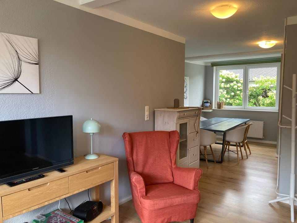 Communal lounge/ TV room, TV and multimedia, Living room, Seating area, Dining area, Evening entertainment