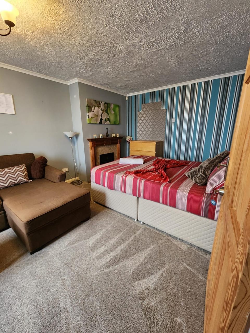 Bed, Living room, Photo of the whole room, Seating area, Bedroom