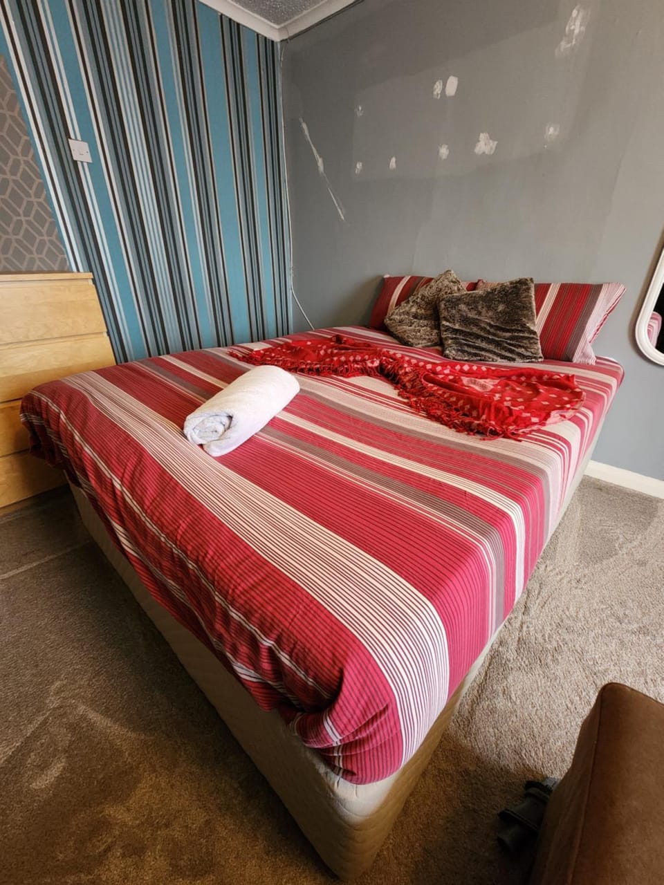 Bed, Photo of the whole room, Bedroom, towels
