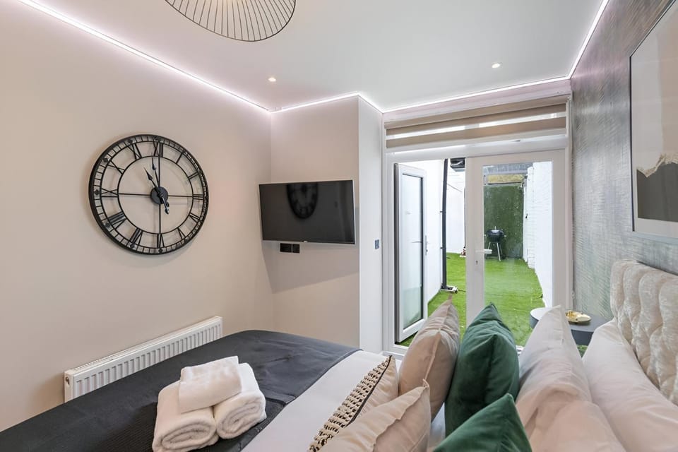 Patio, Bed, BBQ facilities, TV and multimedia, Photo of the whole room, Seating area, Evening entertainment, Bedroom