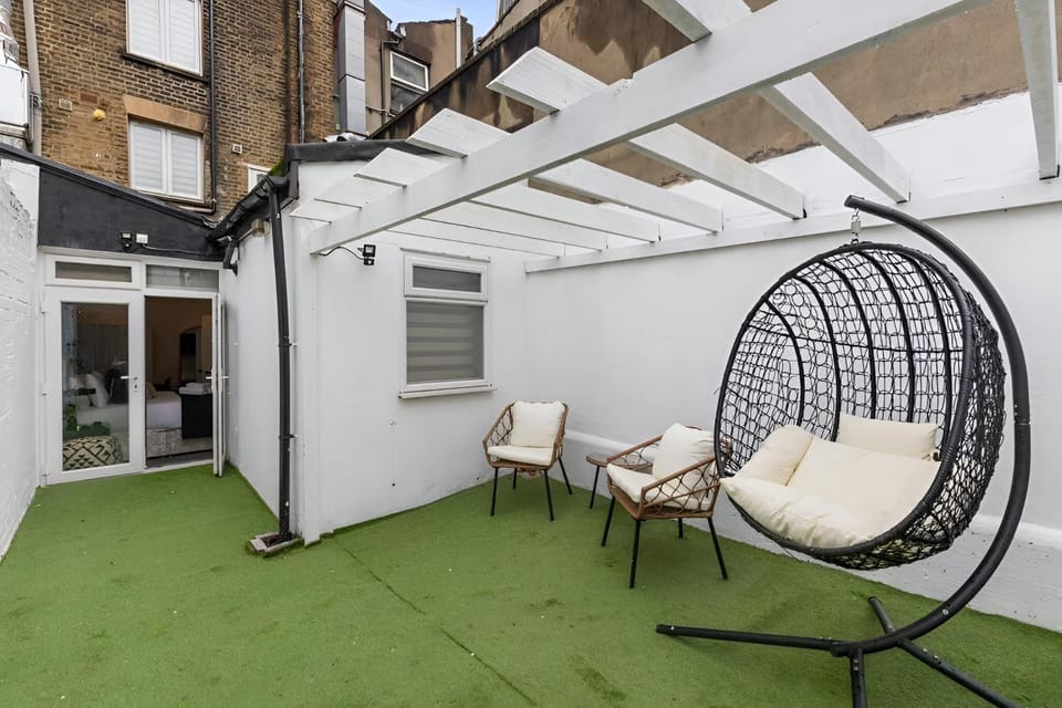 Property building, Patio, Day, Garden, Living room, Seating area, sunbed