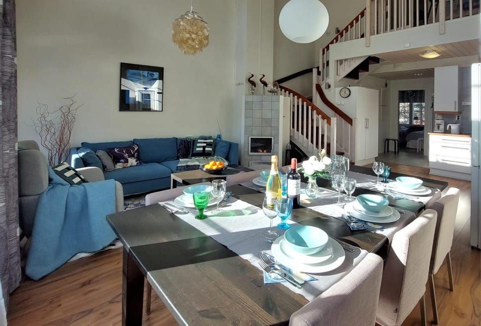 Dining area, fireplace