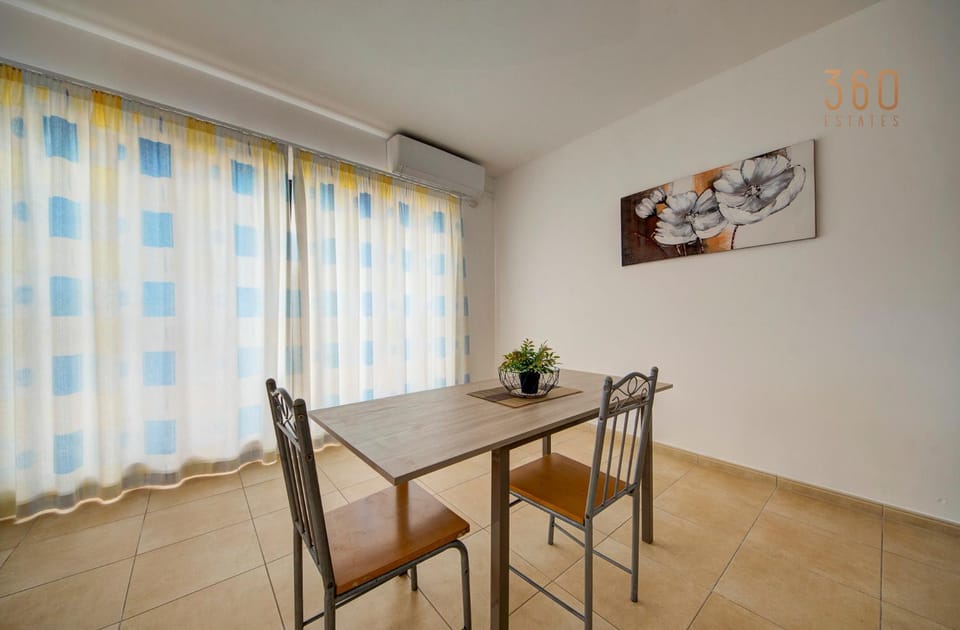 Living room, Seating area, Dining area, air conditioner