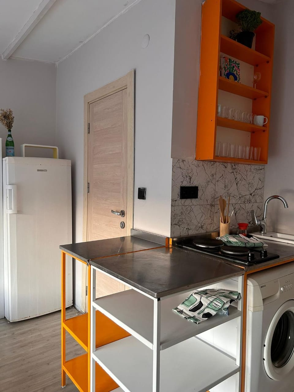 Kitchen or kitchenette, minibar, stove, washing machine, dryer