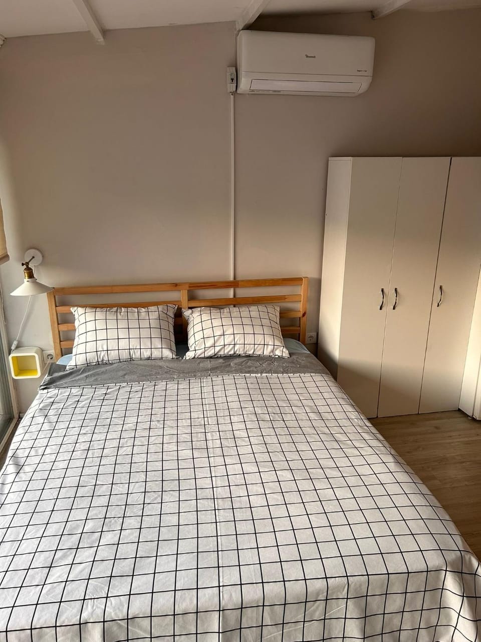 Bed, Bedroom, wardrobe, air conditioner