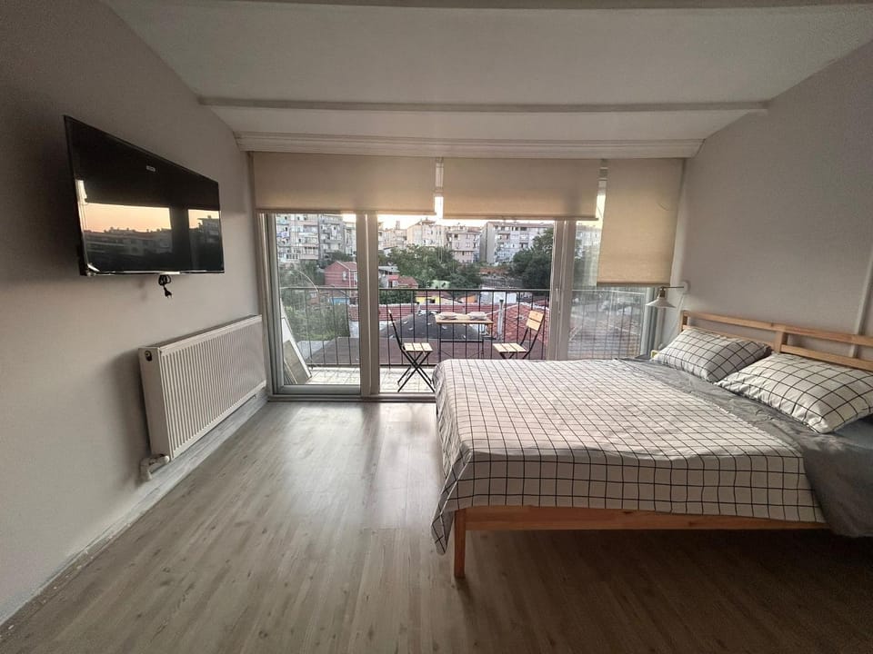 Bed, TV and multimedia, View (from property/room), Balcony/Terrace, Photo of the whole room, Bedroom, internet