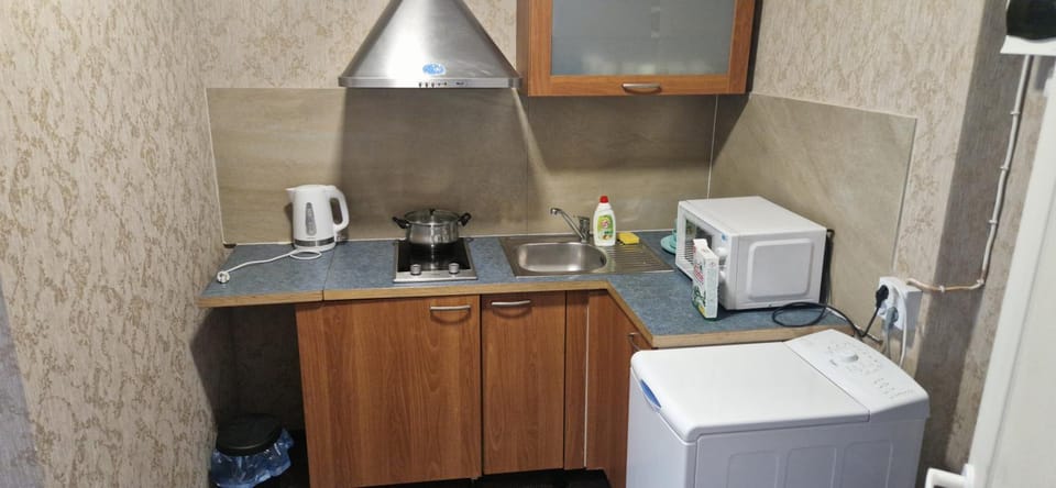 Coffee/tea facilities, Kitchen or kitchenette, stove