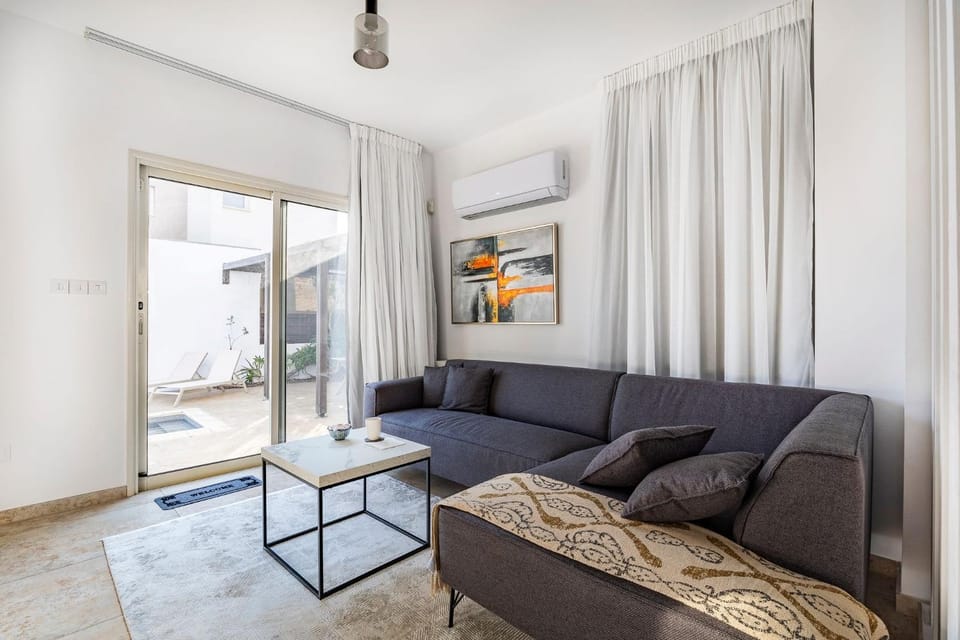 Restaurant/places to eat, Living room, Seating area