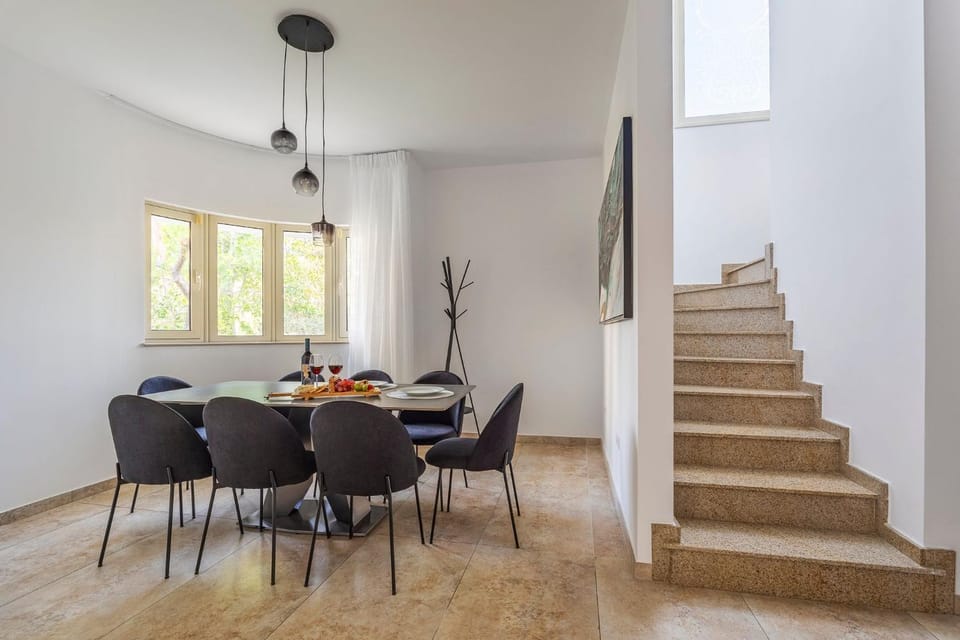 Restaurant/places to eat, Seating area, Dining area