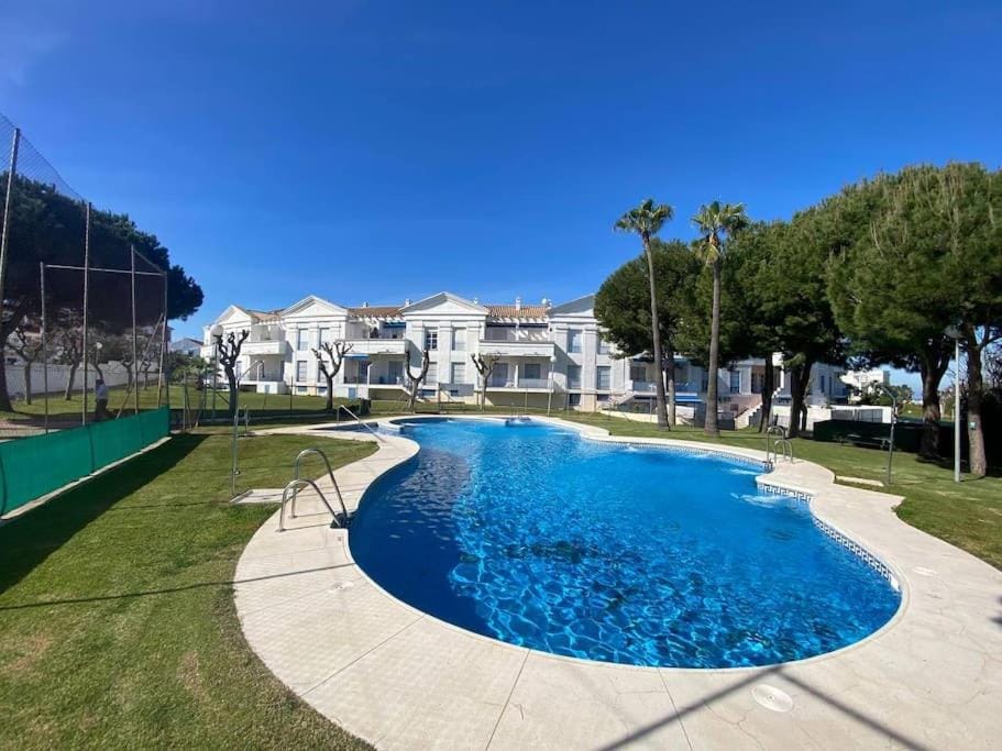 Property building, Day, Natural landscape, Garden, Swimming pool