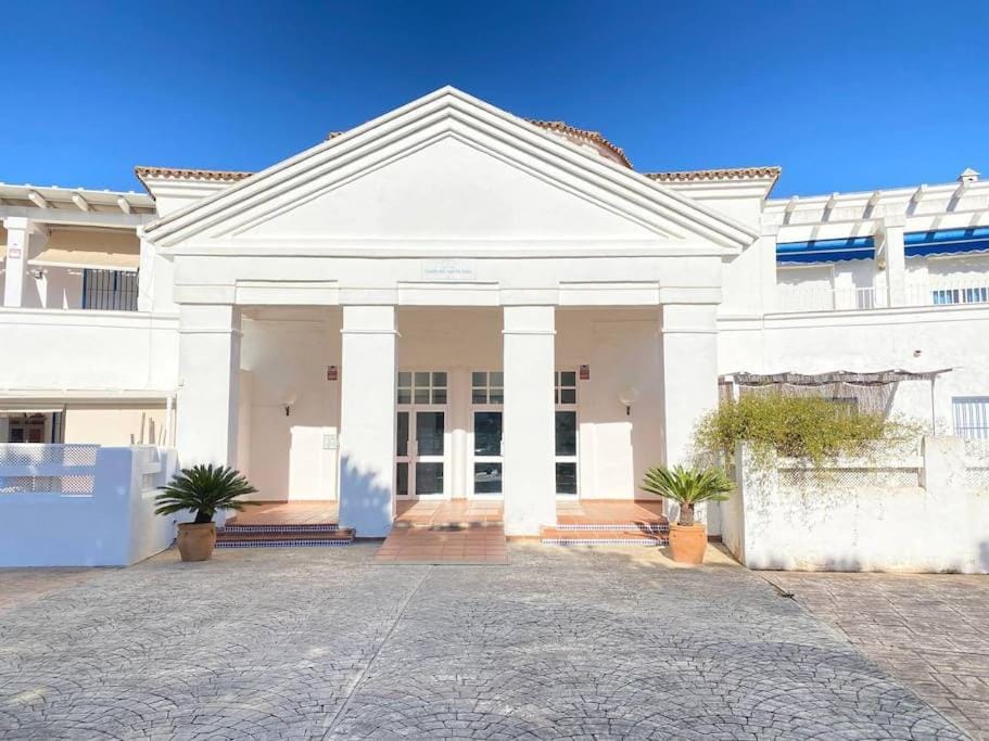 Property building, Facade/entrance, Day