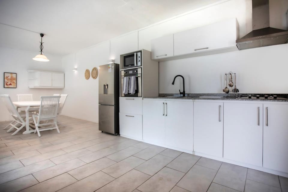 Kitchen or kitchenette, Dining area, dishwasher, oven