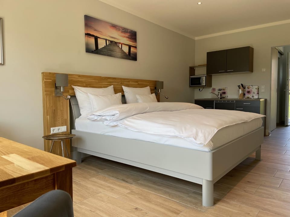 Kitchen or kitchenette, Bedroom