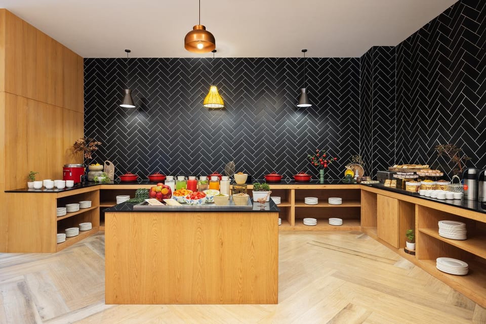 Restaurant/places to eat, Coffee/tea facilities, Food, Breakfast, Continental breakfast, Buffet breakfast