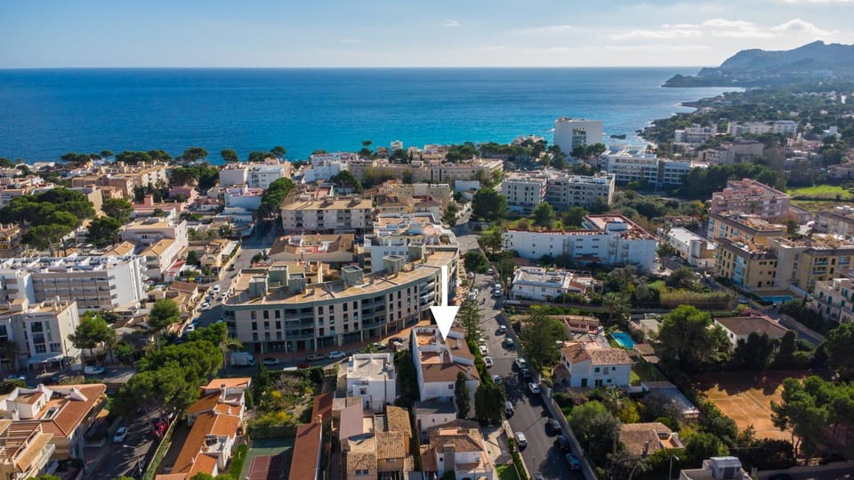 Property building, Bird's eye view, City view, Sea view, Location