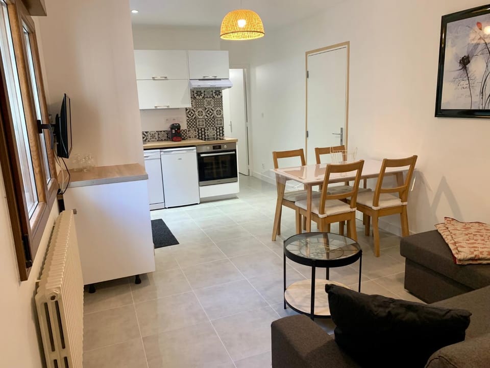 Kitchen or kitchenette, Living room, Dining area, oven, stove