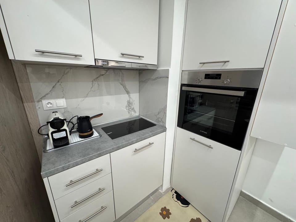Coffee/tea facilities, Kitchen or kitchenette, oven