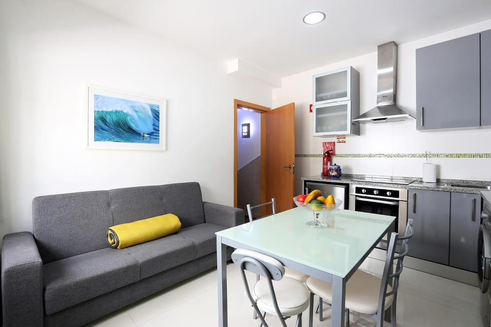Kitchen or kitchenette, Living room, Seating area, Dining area, oven, stove