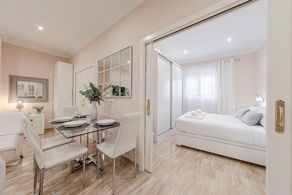 Bed, Living room, Photo of the whole room, Seating area, Dining area, Bedroom