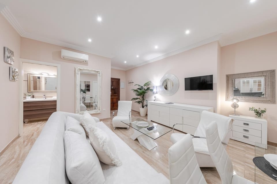 Communal lounge/ TV room, TV and multimedia, Living room, Seating area, Evening entertainment