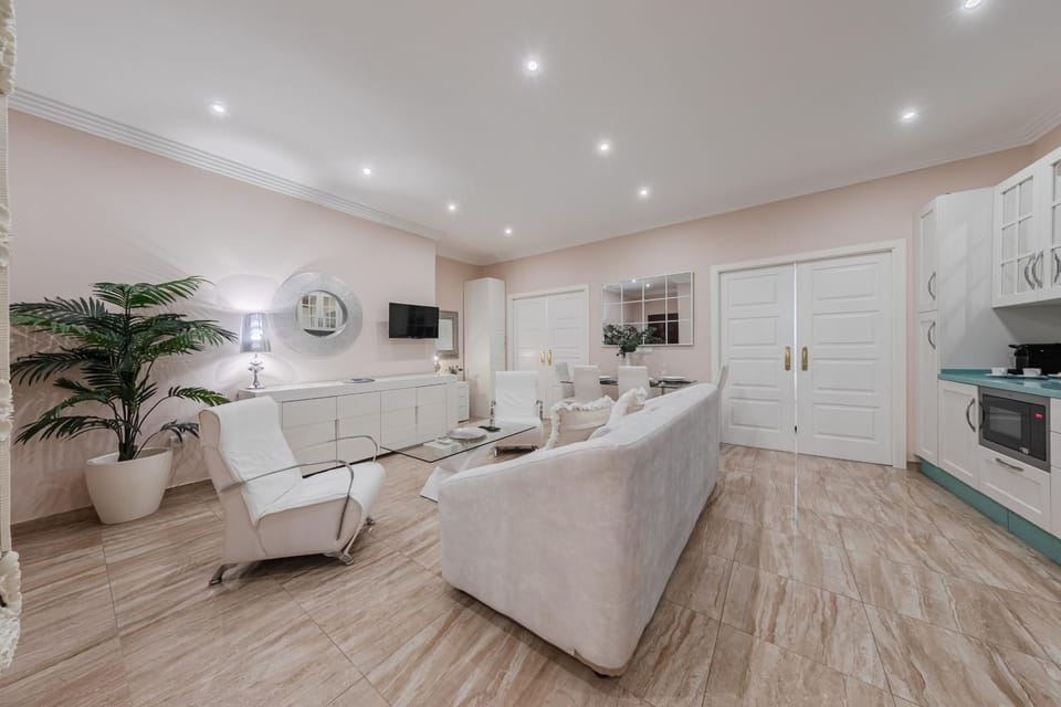 TV and multimedia, Kitchen or kitchenette, Living room, Seating area, stove