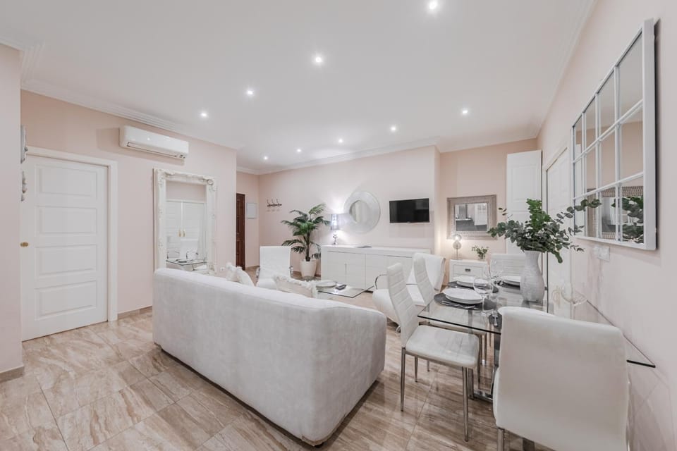 TV and multimedia, Living room, Seating area, Dining area, air conditioner