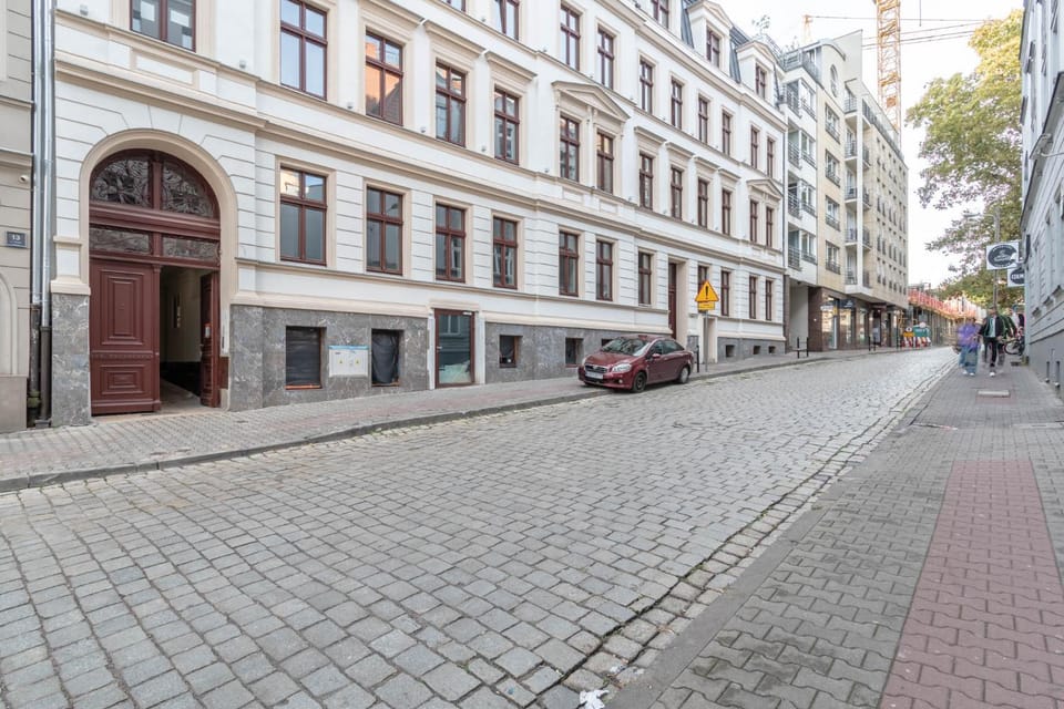 Property building, Day, Neighbourhood, Street view, Location