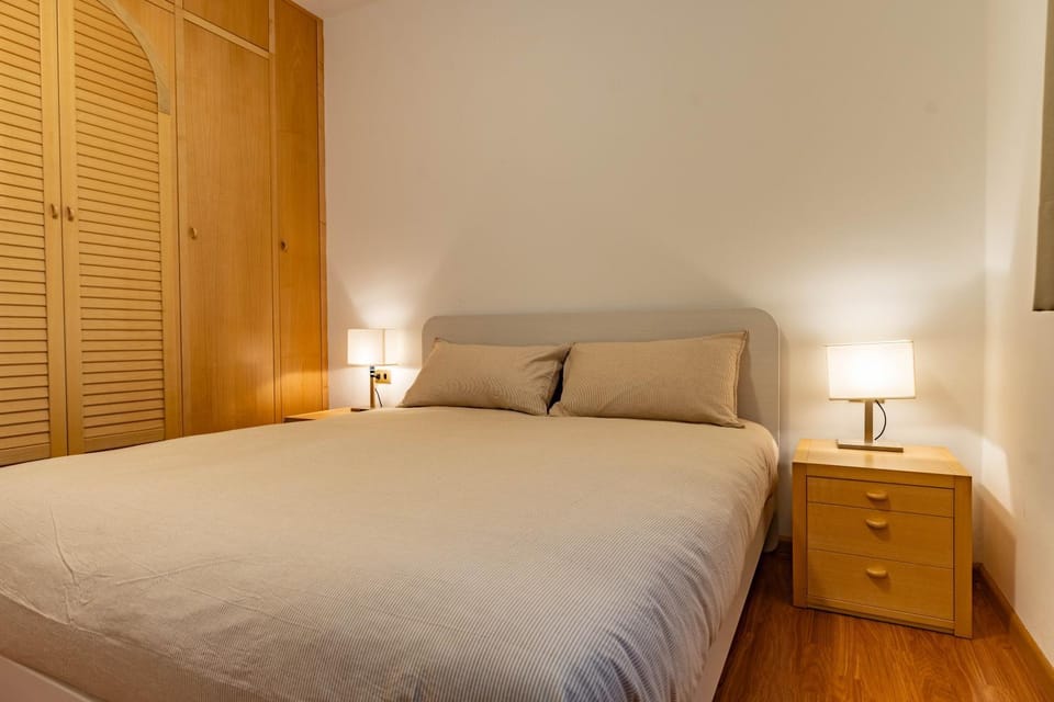 Photo of the whole room, Bedroom