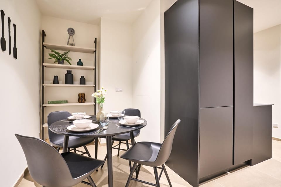 Kitchen or kitchenette, Living room, Seating area, Dining area