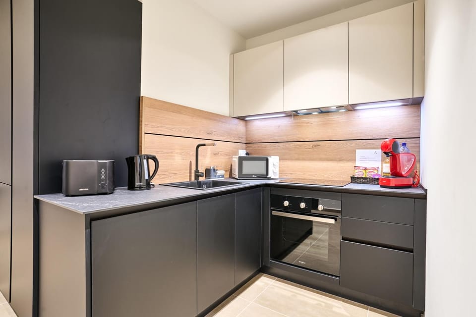 Coffee/tea facilities, Kitchen or kitchenette, dishwasher, oven, stove, toaster