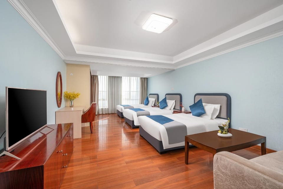 Bed, Seating area, Bedroom