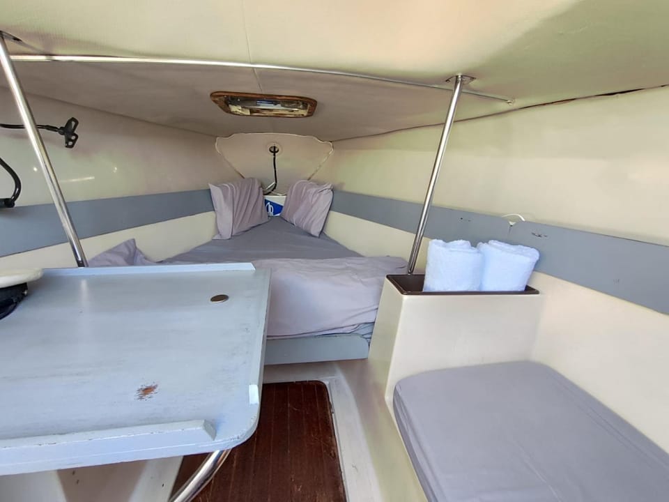Bed, Living room, Photo of the whole room, Seating area, Dining area, Bedroom