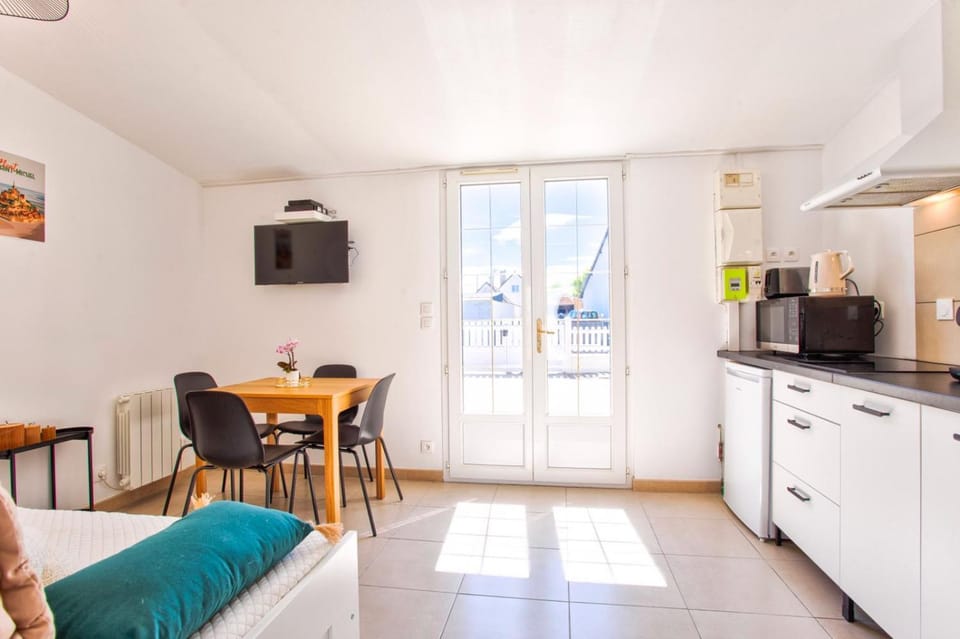 TV and multimedia, Coffee/tea facilities, Kitchen or kitchenette, Living room, Dining area, pet friendly, stove, toaster